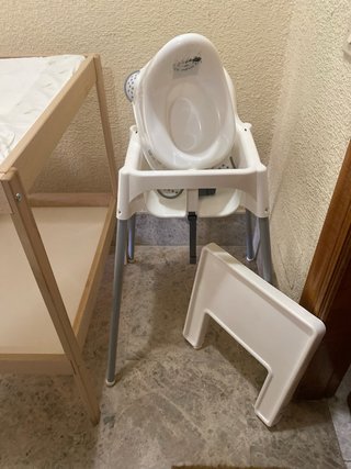 Cambiador y trona de bebé.