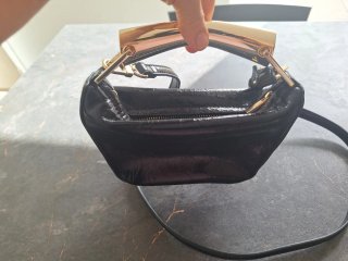 Bolso de mano o bandolera negro y dorado