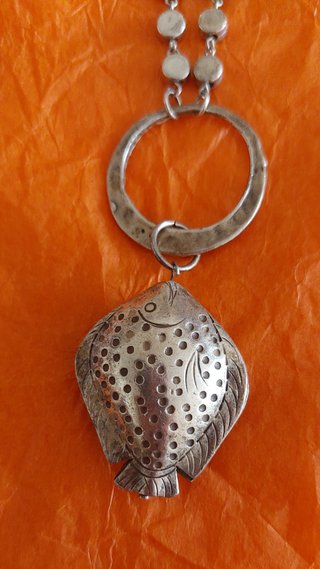 Collar plateado con colgante de pez