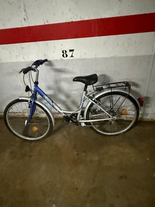 Bicicleta urbana negra y bicicleta de niño azul