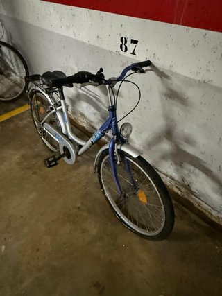 Bicicleta urbana negra y bicicleta de niño azul