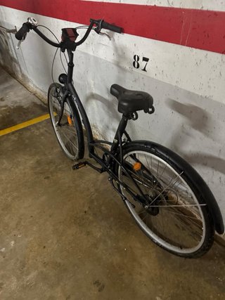 Bicicleta urbana negra y bicicleta de niño azul