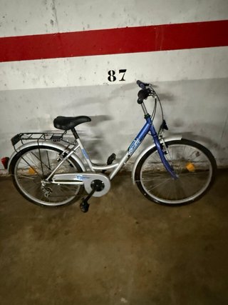 Bicicleta urbana negra y bicicleta de niño azul