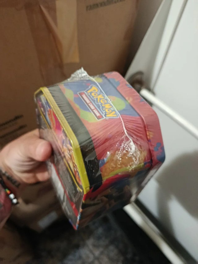 Se vende 1 Lata Pokémon Charizard  Y