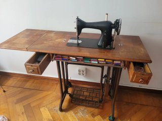 Máquina de coser Alfa antigua con mesa