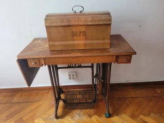 Máquina de coser Alfa antigua con mesa