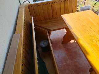 Sofá esquinero madera maciza con arcón y mesa