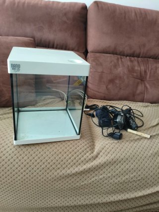 Nano acuario y mueble blanco