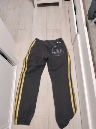 Pantalón chándal Adidas negro y dorado