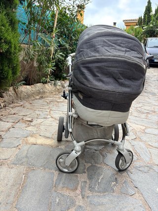 Carro de bebé con accesorios y silla adicional
