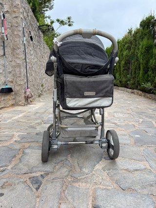 Carro de bebé con accesorios y silla adicional