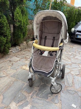 Carro de bebé con accesorios y silla adicional
