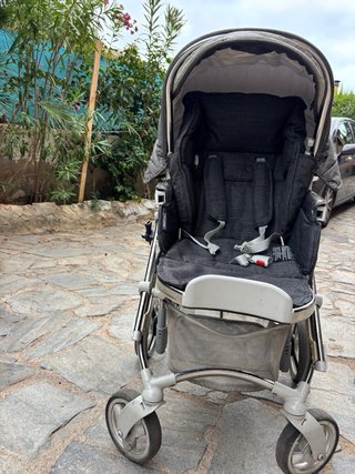 Carro de bebé con accesorios y silla adicional