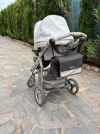 Carro de bebé con accesorios y silla adicional