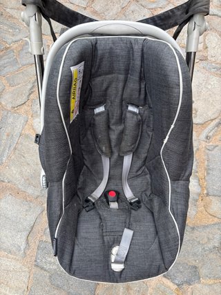 Carro de bebé con accesorios y silla adicional