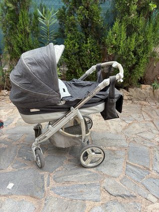 Carro de bebé con accesorios y silla adicional