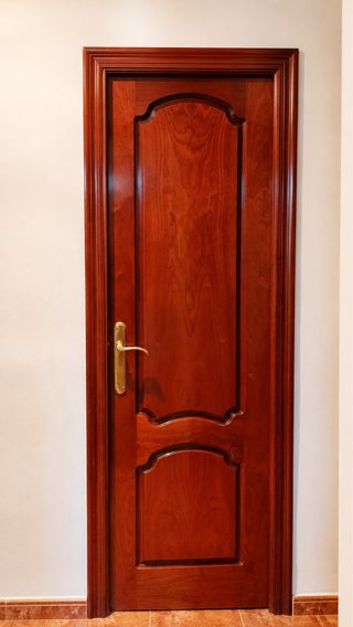 Puerta de madera maciza