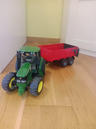 Tractor verde con remolque rojo