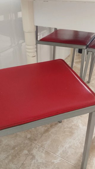 Mesa de cocina con 4 sillas  1m x 60cm