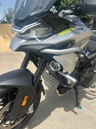 CF Moto 800 MT Sport con extras
