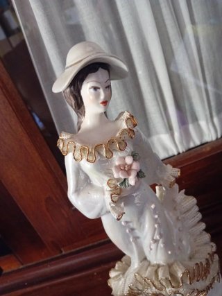 Statua Dama con Cappello e Fiore