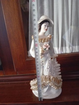 Statua Dama con Cappello e Fiore