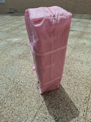 Cuna de viaje rosa con dosel