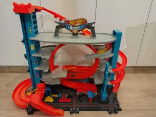 Parking Hot Wheels Ultimate Garage