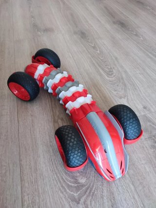 Coche teledirigido rojo y blanco