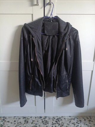 Chaqueta cuero con capucha