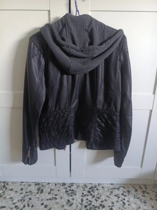 Chaqueta cuero con capucha