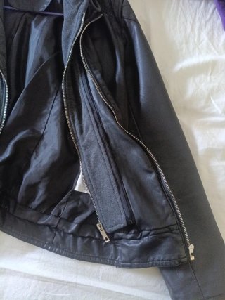 Chaqueta cuero con capucha