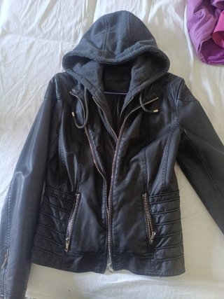 Chaqueta cuero con capucha