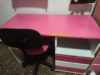 Escritorio infantil rosa.
