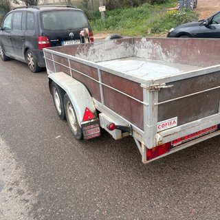 Remolque de doble eje con rampa y cabrestante