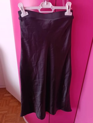 Falda Zara negra satinada