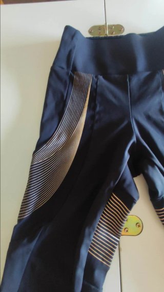 Mallas deportivas negras con detalles dorados