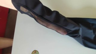 Mallas deportivas negras con detalles dorados