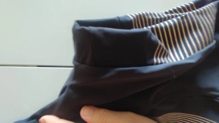 Mallas deportivas negras con detalles dorados