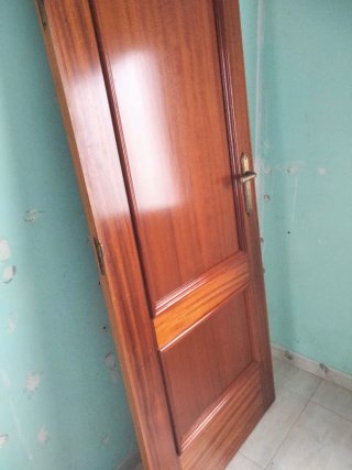 Puerta madera maciza