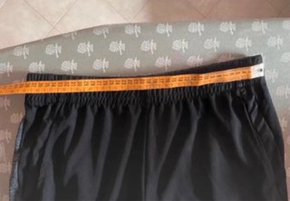 Pantaloncini sportivi neri e grigi