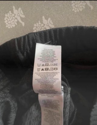 Pantaloncini sportivi neri e grigi