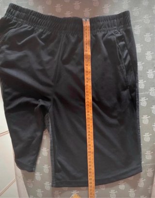 Pantaloncini sportivi neri e grigi