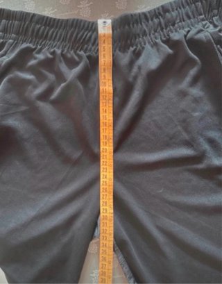 Pantaloncini sportivi neri e grigi