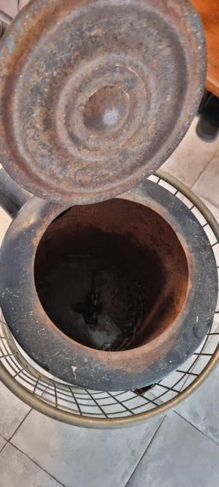 Estufa de leña antigua metal dorada