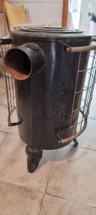 Estufa de leña antigua metal dorada