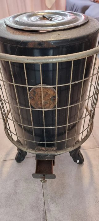 Estufa de leña antigua metal dorada