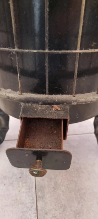 Estufa de leña antigua metal dorada