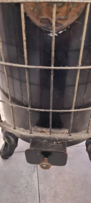 Estufa de leña antigua metal dorada