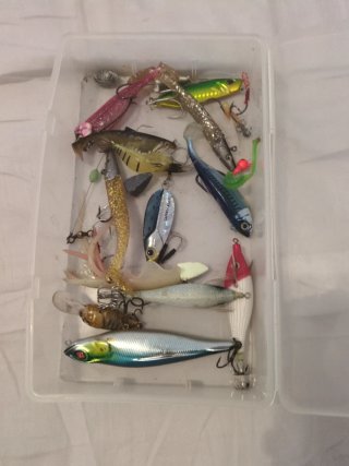 Señuelos y sedal para pesca spinning